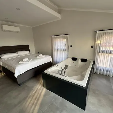 Venezia 4 Bedrooms 빌라 페티예